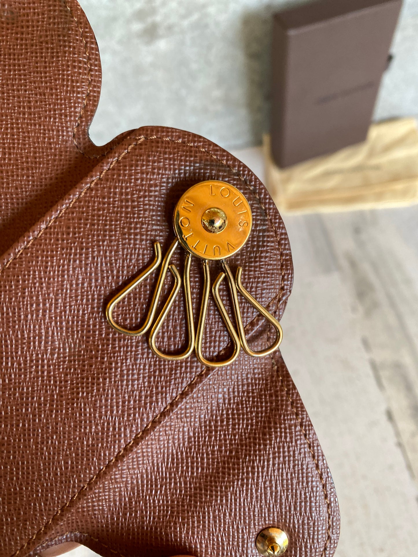 Preloved Authentic Round Multi Cles Key Case