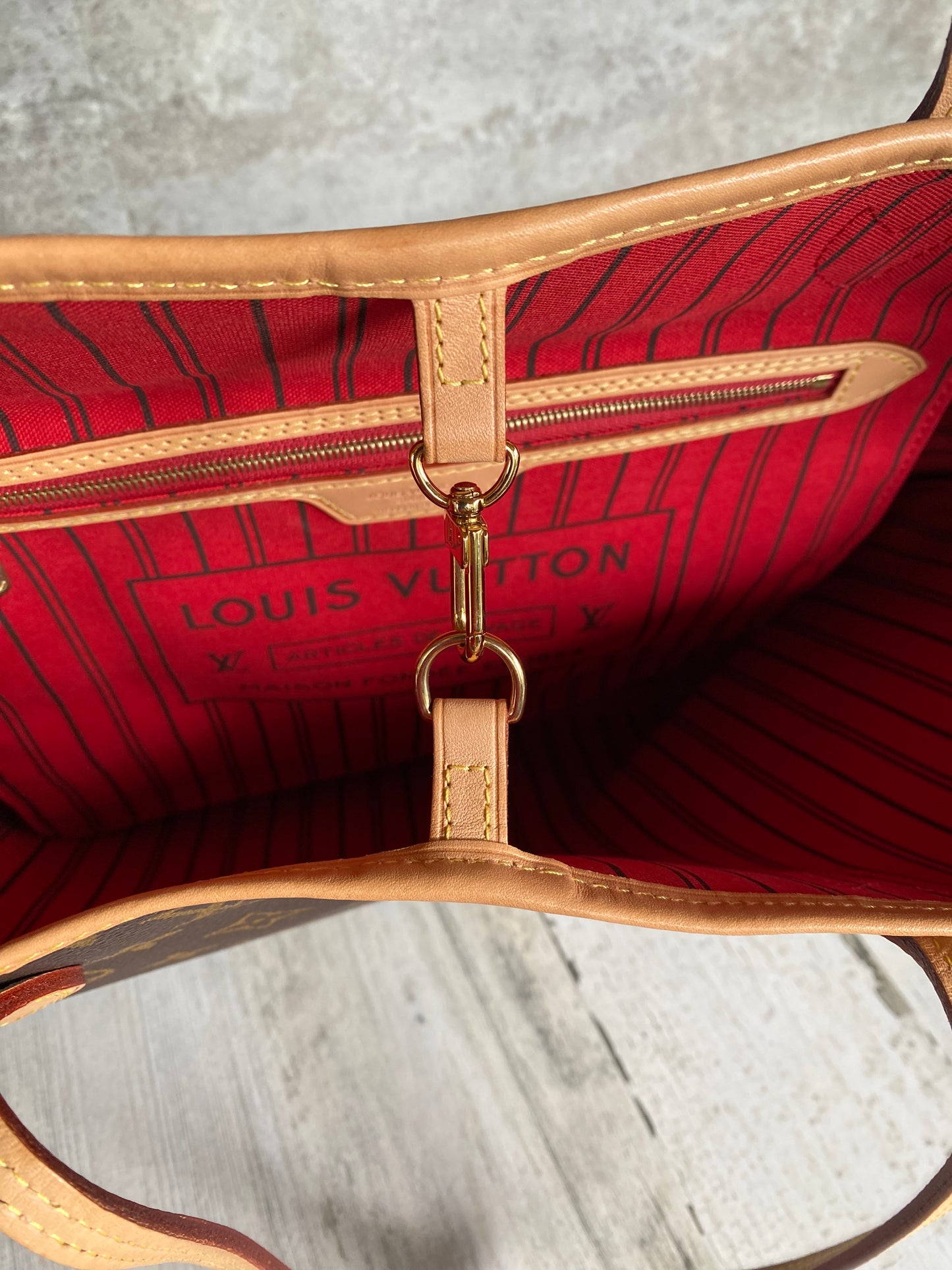 Preloved Authentic Neverfull MM monogram cherry interior