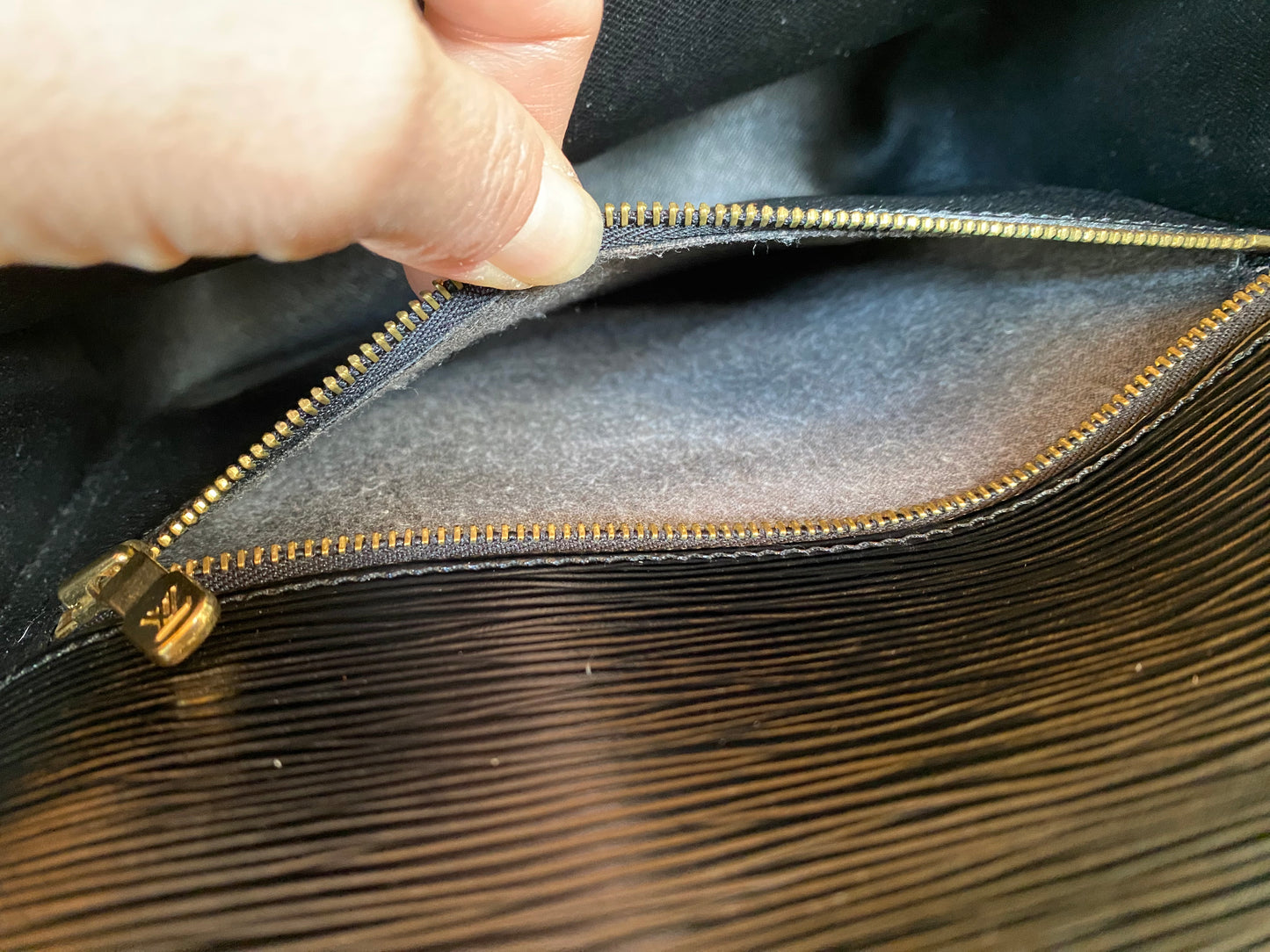 Preloved Authentic Saint Cloud GM crossbody black Epi