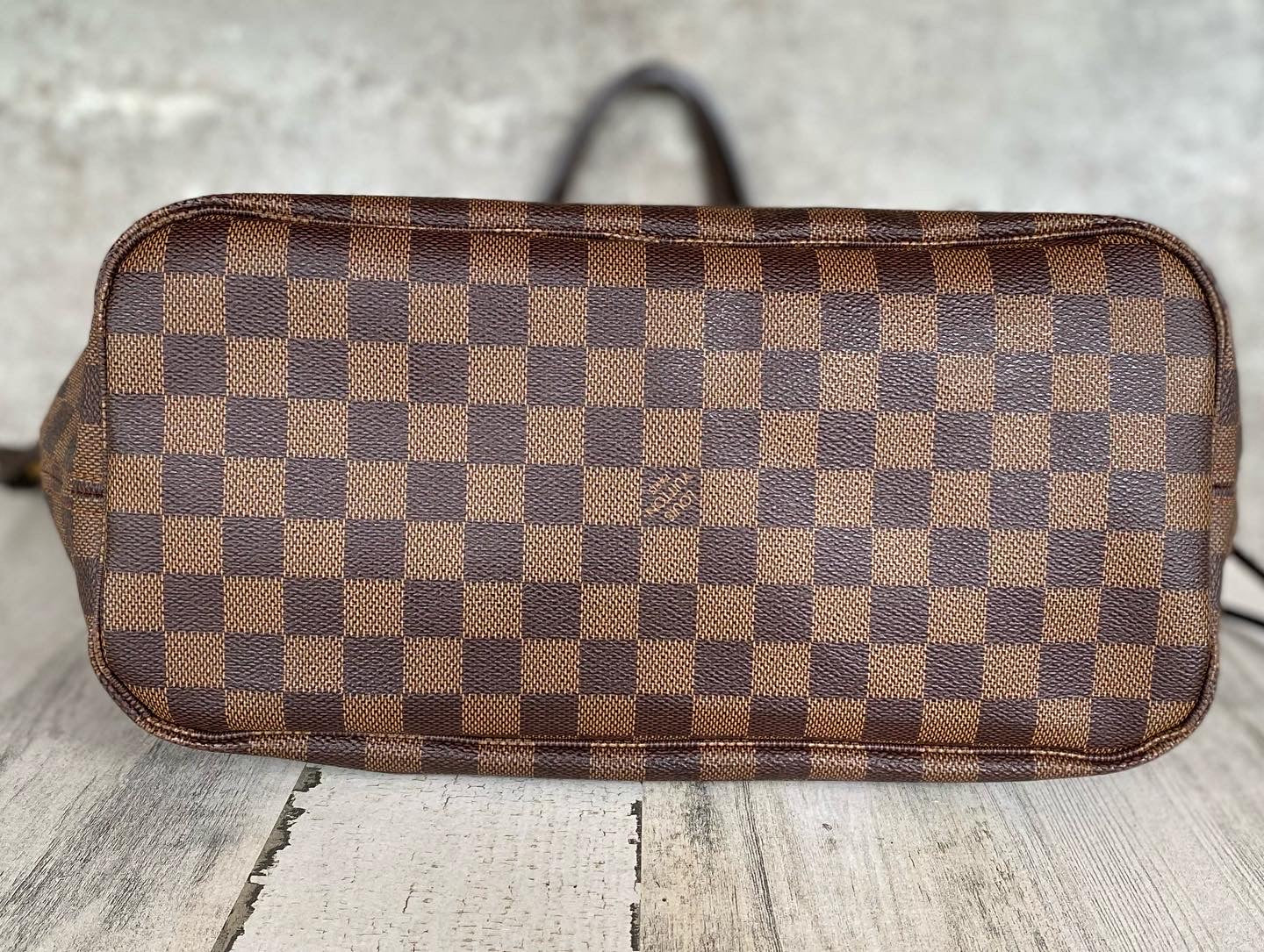 Pre-Loved Authentic Neverfull MM Damier Ebene cherry interior