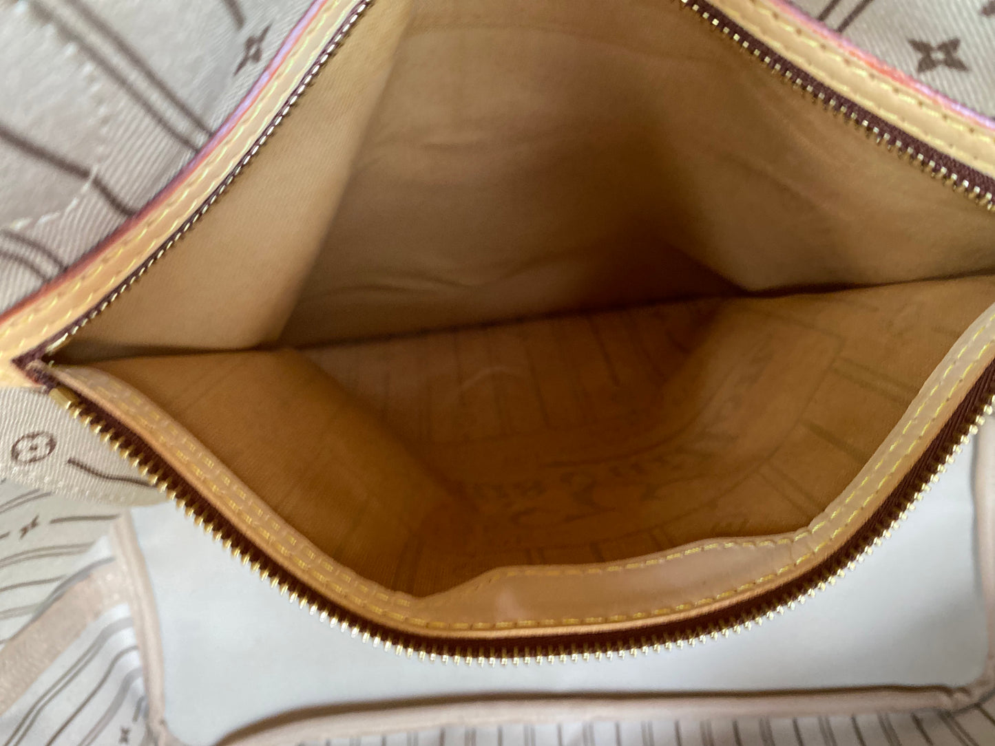 Preloved Authentic Neverfull GM shoulder tote beige interior