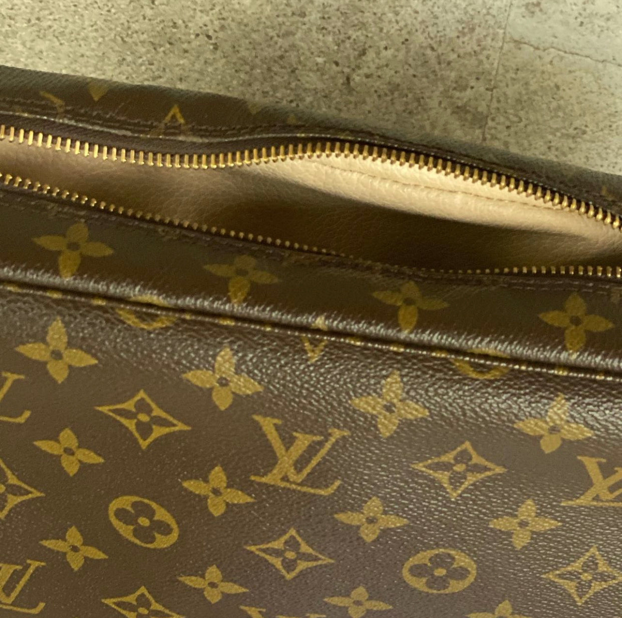 Preloved Authentic Trousse 23