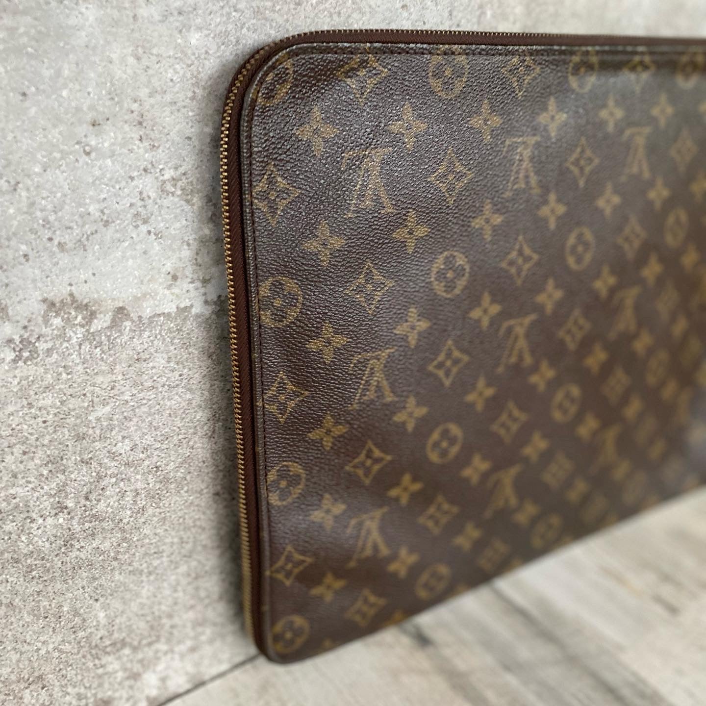 Preloved Authentic Poche Document Case