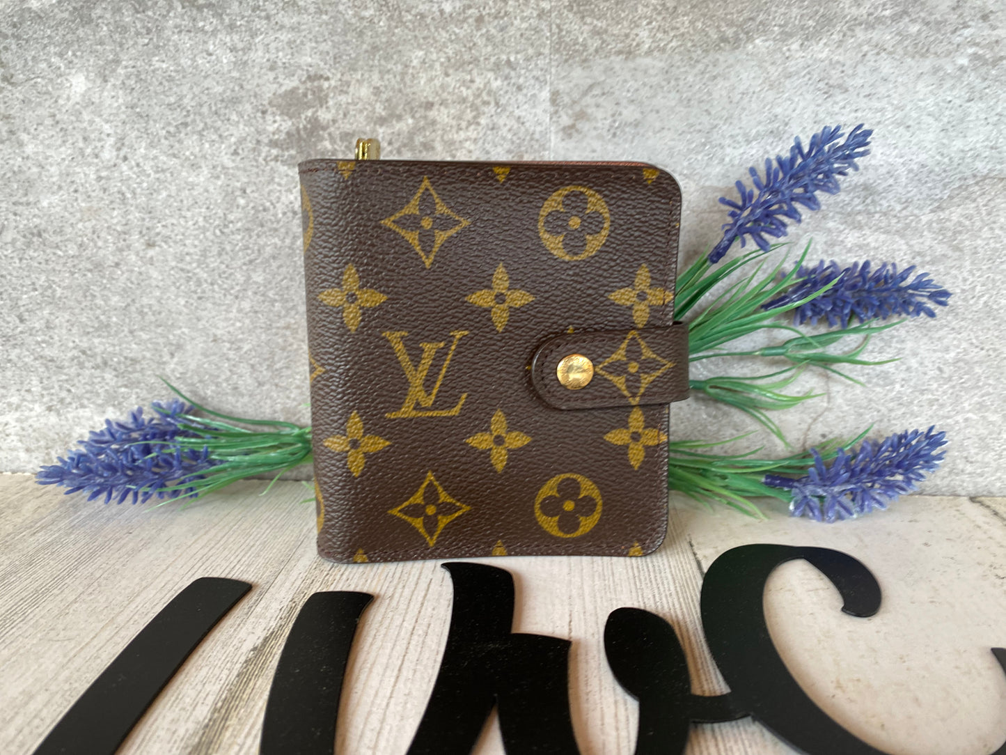 Preloved Compact Zippy Wallet