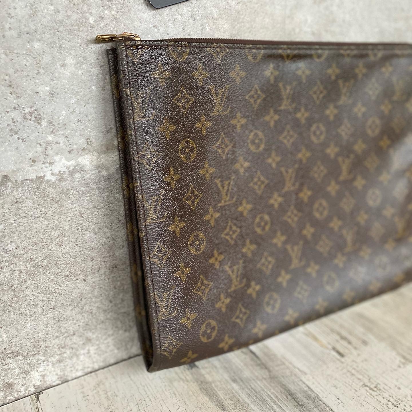 Preloved Authentic Poche Document Case