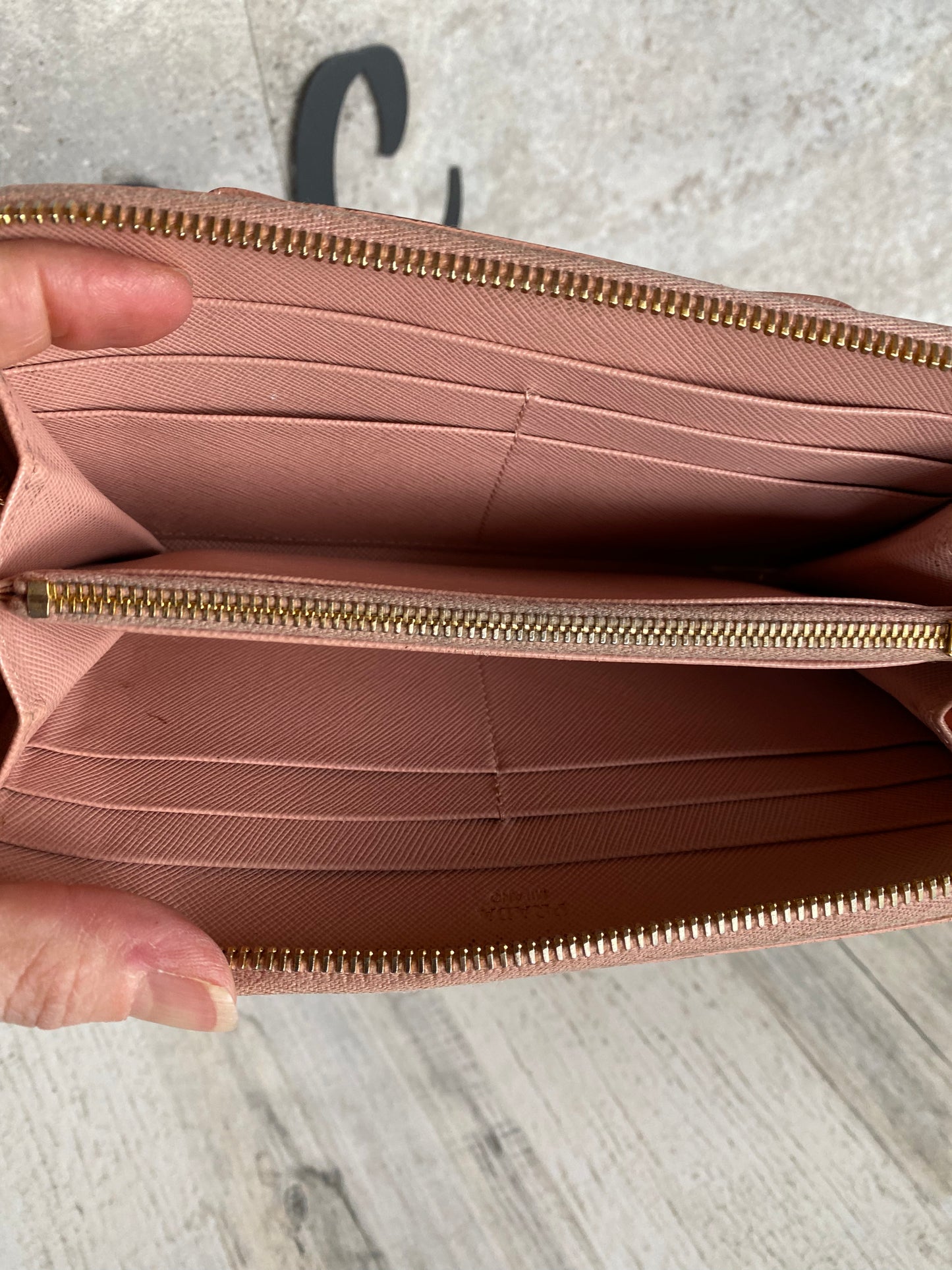 Preloved Authentic Saffiano Zippy Wallet