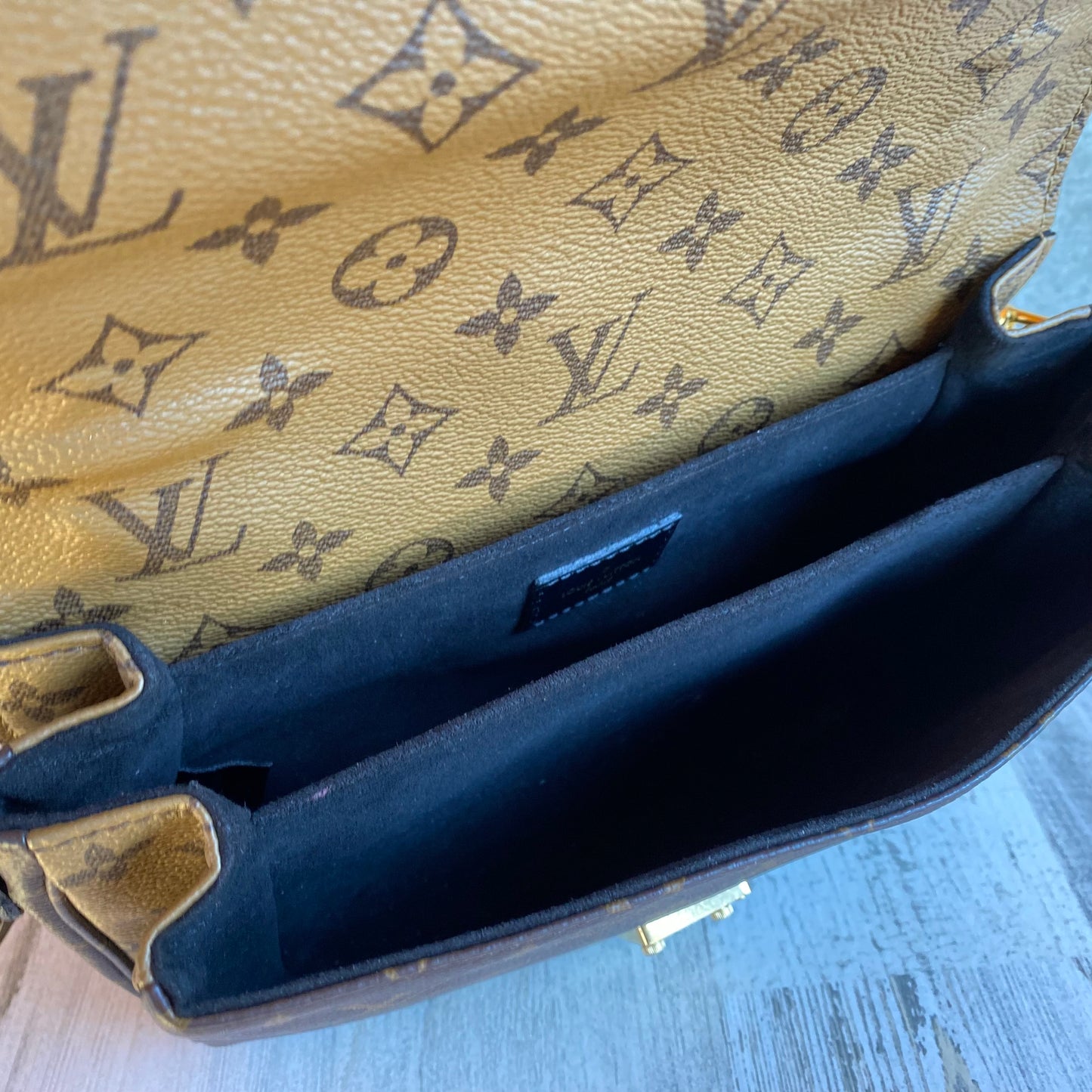 Authentic consigned Preloved Pochette Métis crossbody ￼