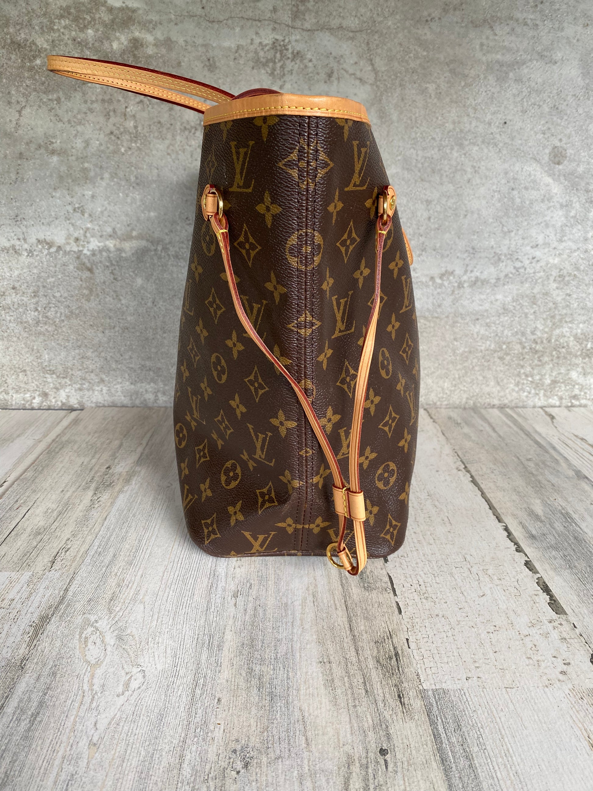 Louis Vuitton, Bags, Selling My Neverfull Mm Tote With Beautiful Cherry  Interior