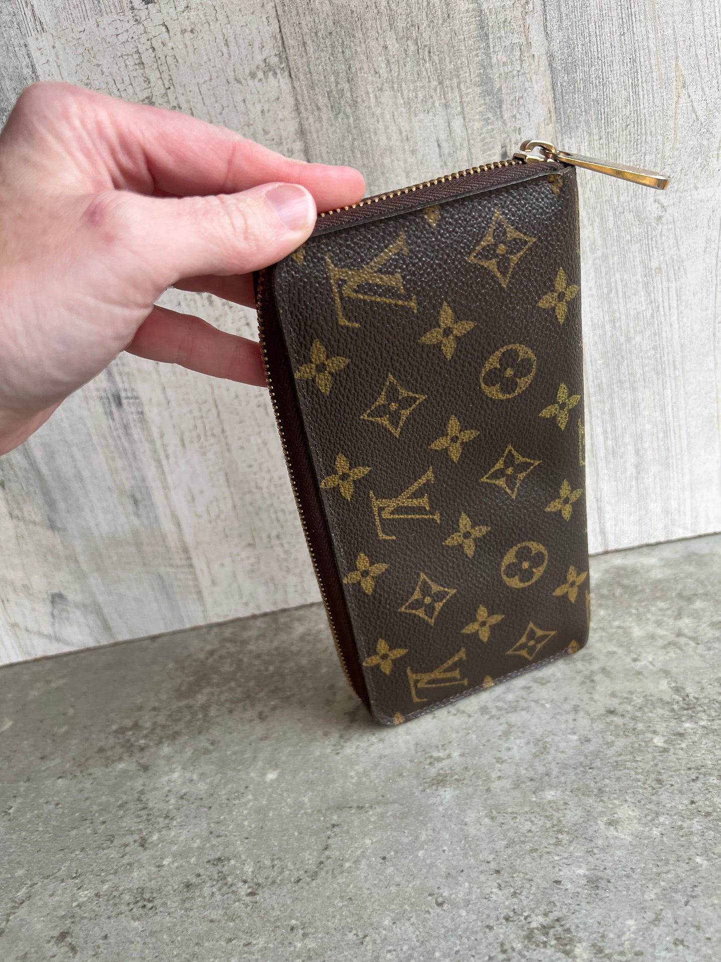 Authentic Preloved Consigned Zippy wallet
