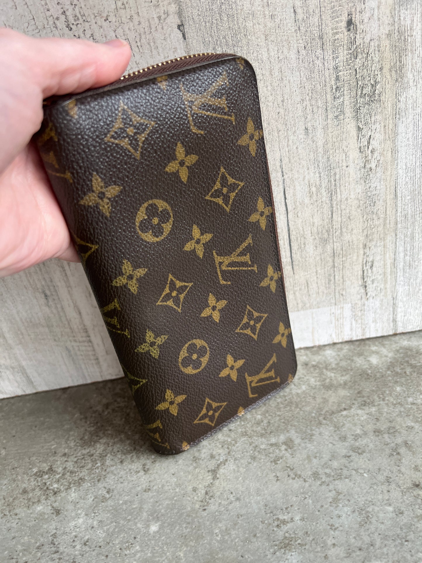 Authentic Preloved Consigned Zippy wallet