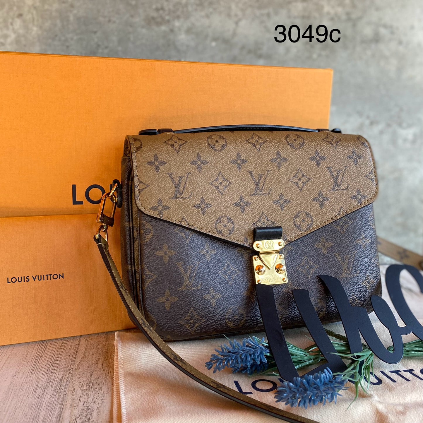 Authentic consigned Preloved Pochette Métis crossbody ￼