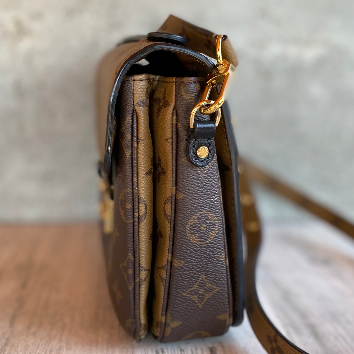 Authentic consigned Preloved Pochette Métis crossbody ￼