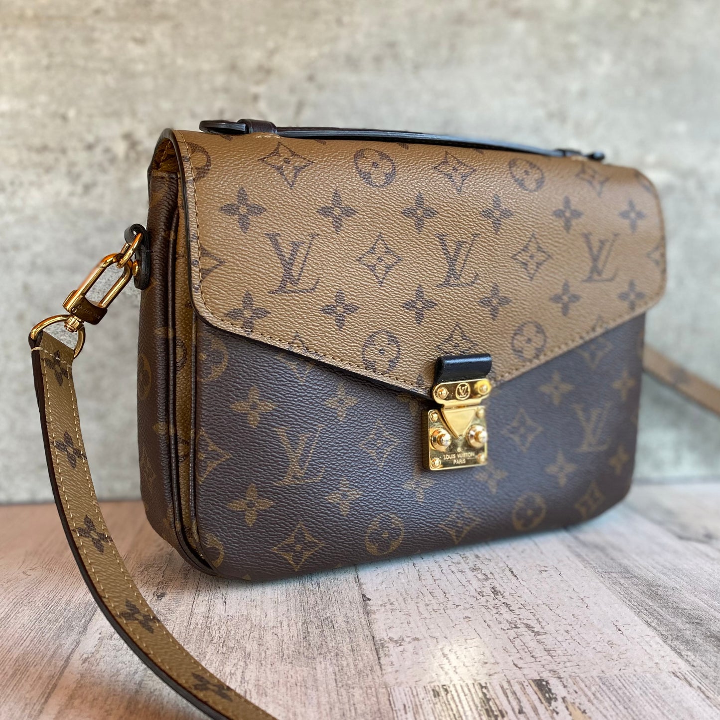 Authentic consigned Preloved Pochette Métis crossbody ￼