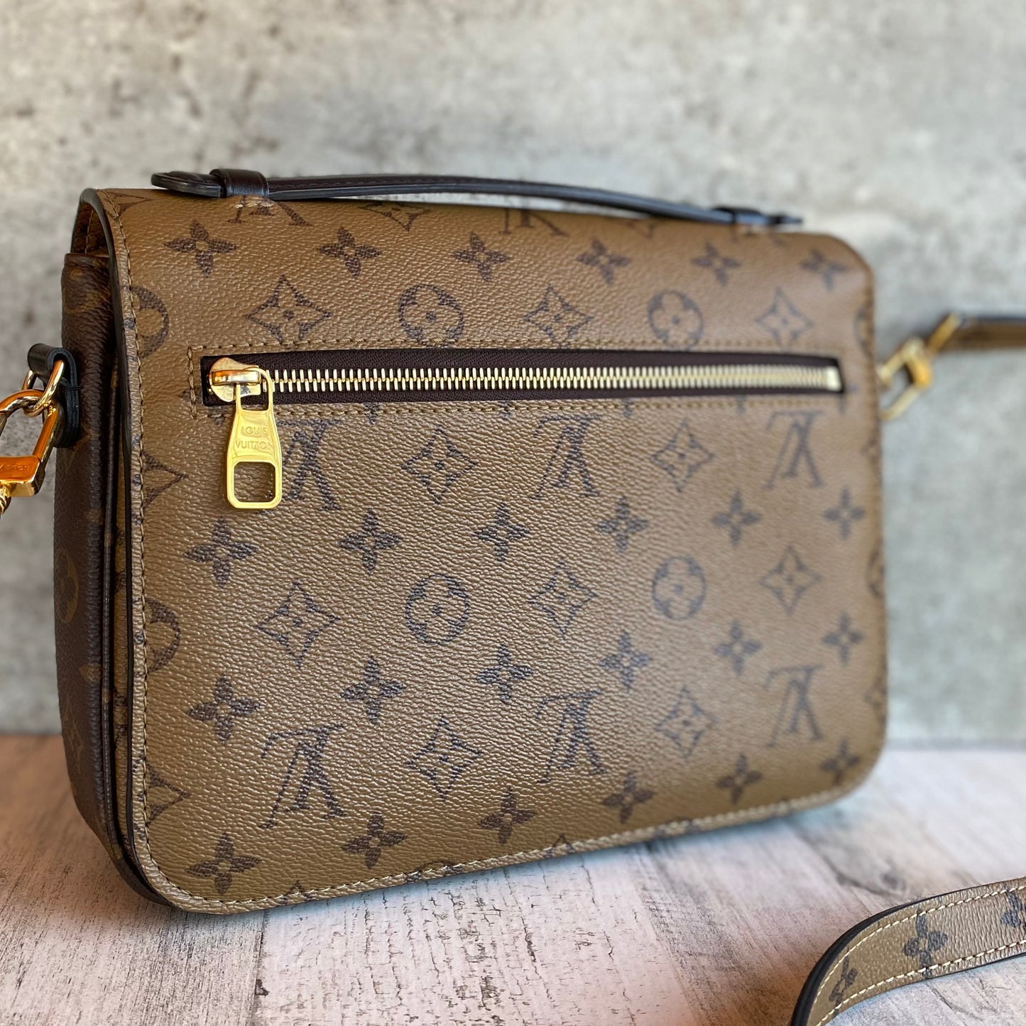 Authentic consigned Preloved Pochette Métis crossbody ￼