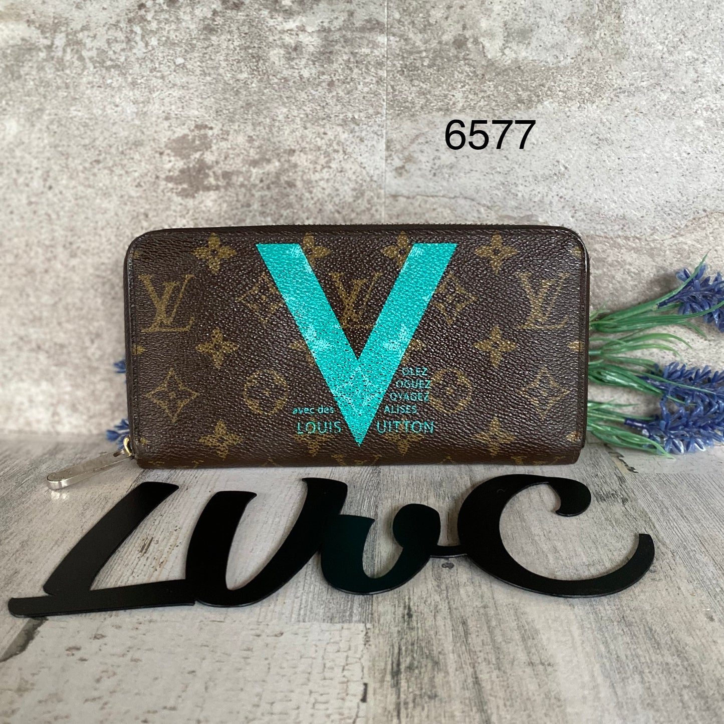 Preloved “V” Zippy Wallet