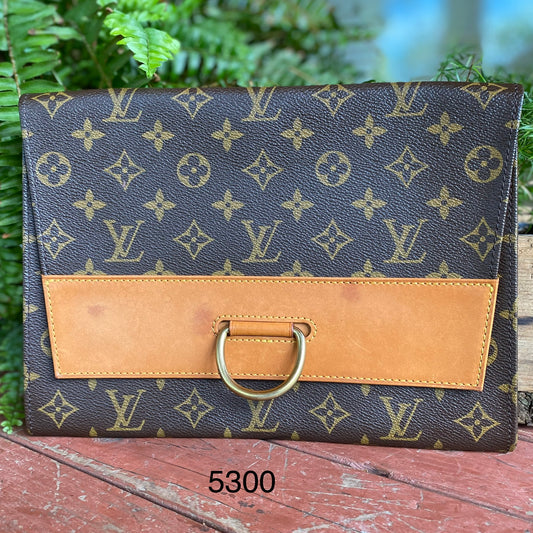 Preowned clutch monogram